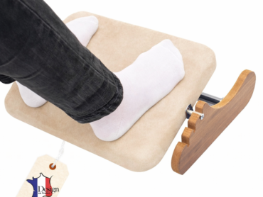 **Alt Text (Short – English):** Beige ergonomic wooden footrest with padded ankle support and adjustable height under desk. {{brizy_dc_image_alt entityId=